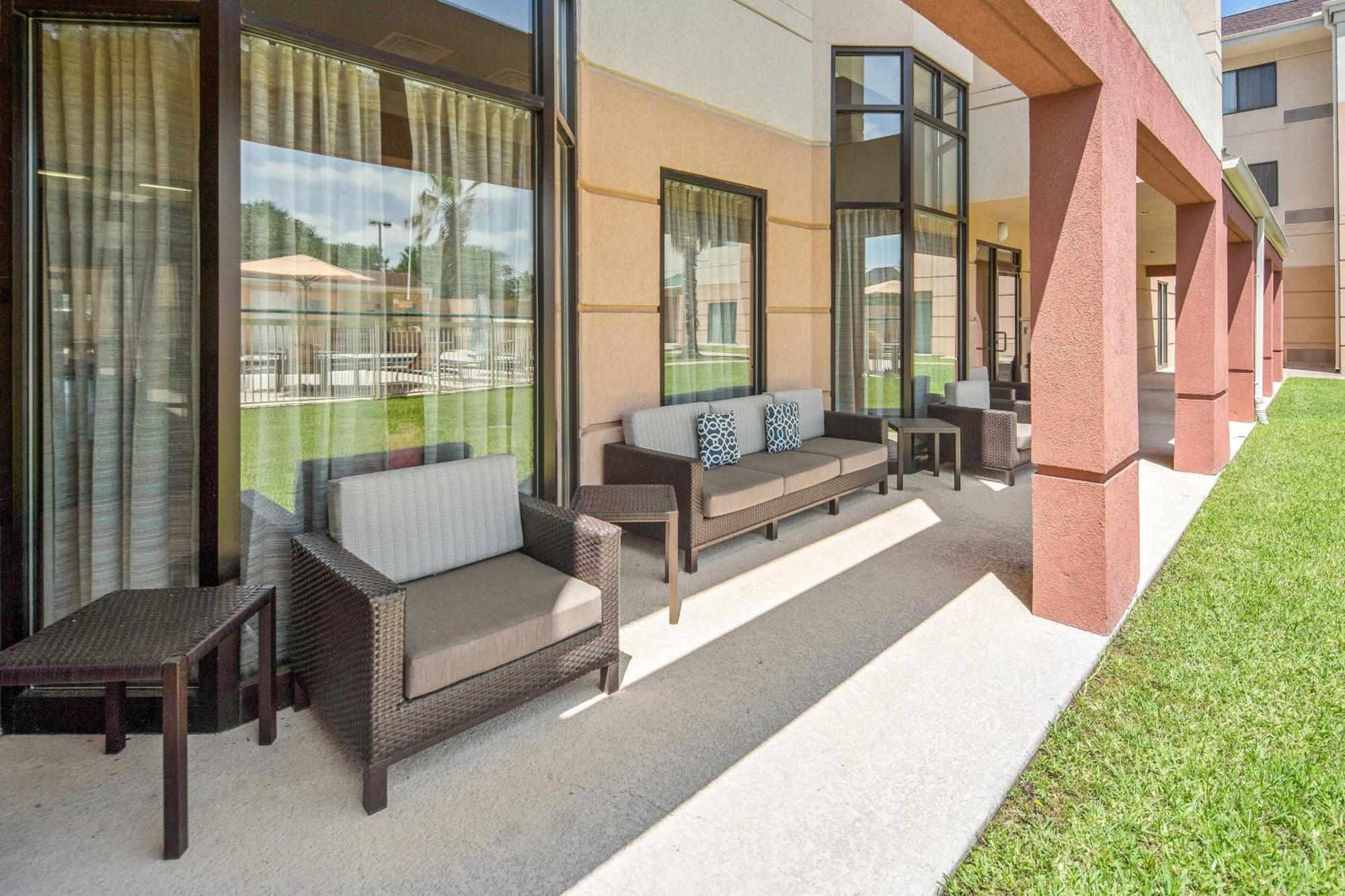 Courtyard By Marriott Bryan College Station Hotel Exterior foto