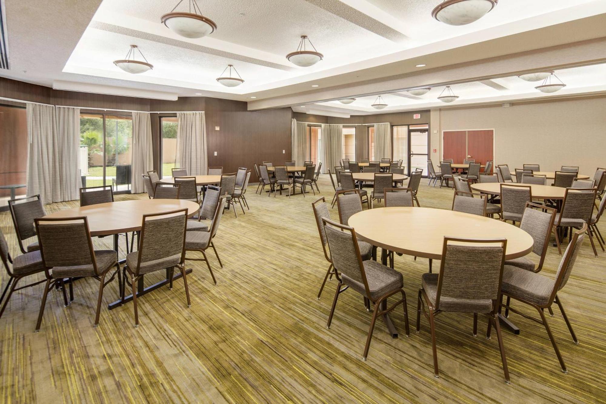 Courtyard By Marriott Bryan College Station Hotel Exterior foto
